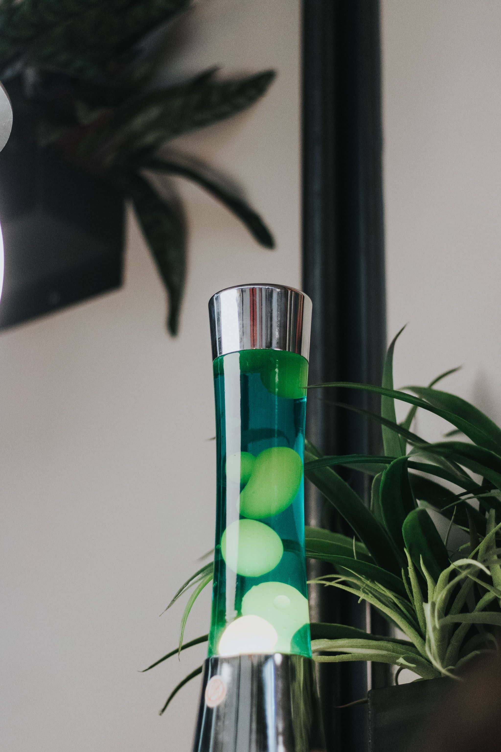 Fisura – Großhandel Lavalampen – Lavalampe Chromsockel, (EU-Stecker, Spannung 220-240 V)1