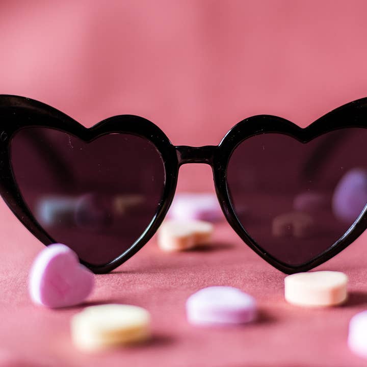 Gafas de sol con forma de corazón para el día de San Valentín para niños pequeños y pequeños, color negro para venta al por mayor de Babeehive Goods