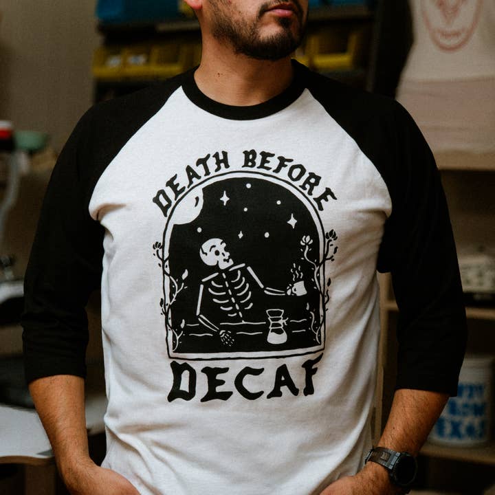 Død Før Decaf Skærmtrykt Raglan T-shirt for engroshandel hos Parker Goods