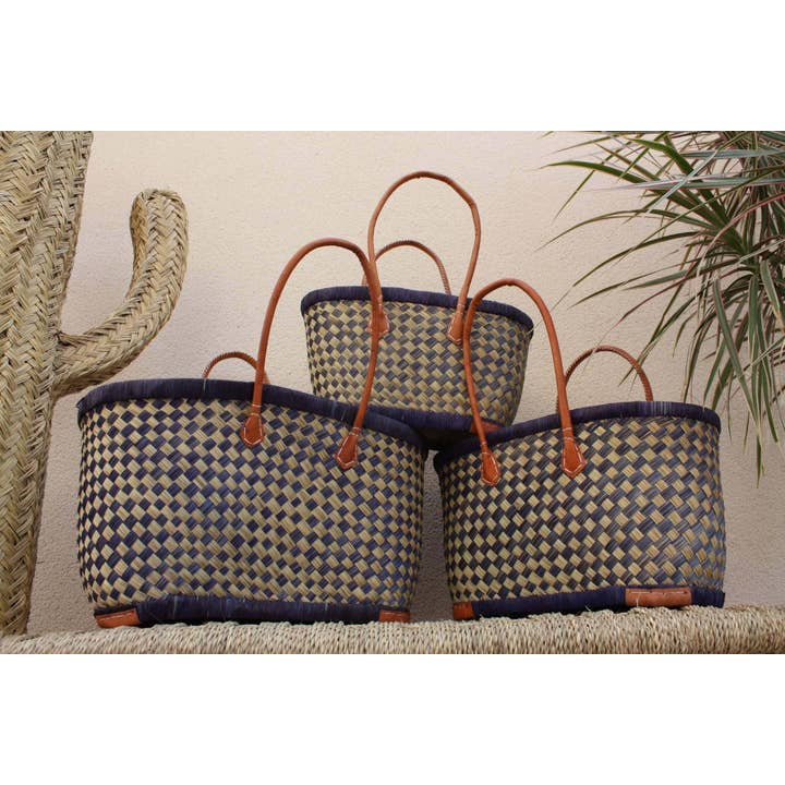 Boutique Huléti - Wholesale Kruidenierswinkel/boodschappentas - Mooi winkelmandje - MADAGASCAR - DAMIER blauwe en natuurlijke draagtas - handgemaakt - 3 maten om uit te kiezen - rieten rietje voor op het strand