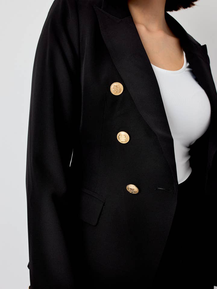 Attentif Paris – Großhandel Blazer – Damen – Attentif Paris zeitloser taillierter Blazer mit doppelreihigem Goldknopfmuster2