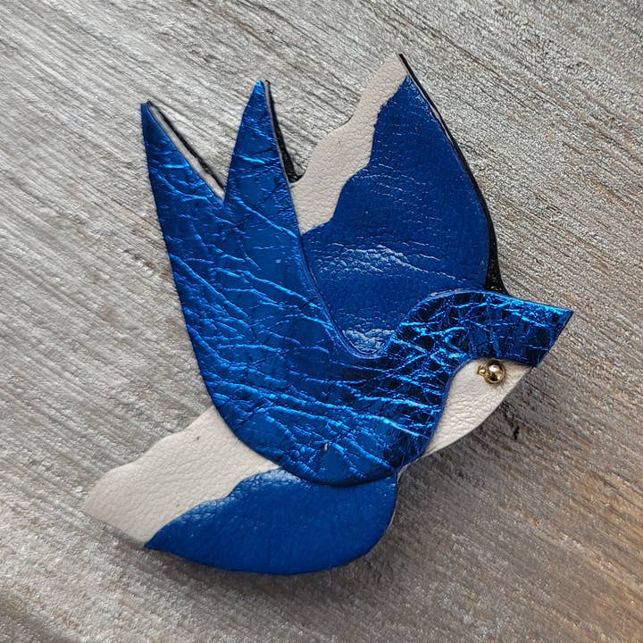 Broche de andorinha em couro reciclado e banhado a ouro por atacado de Onëhj