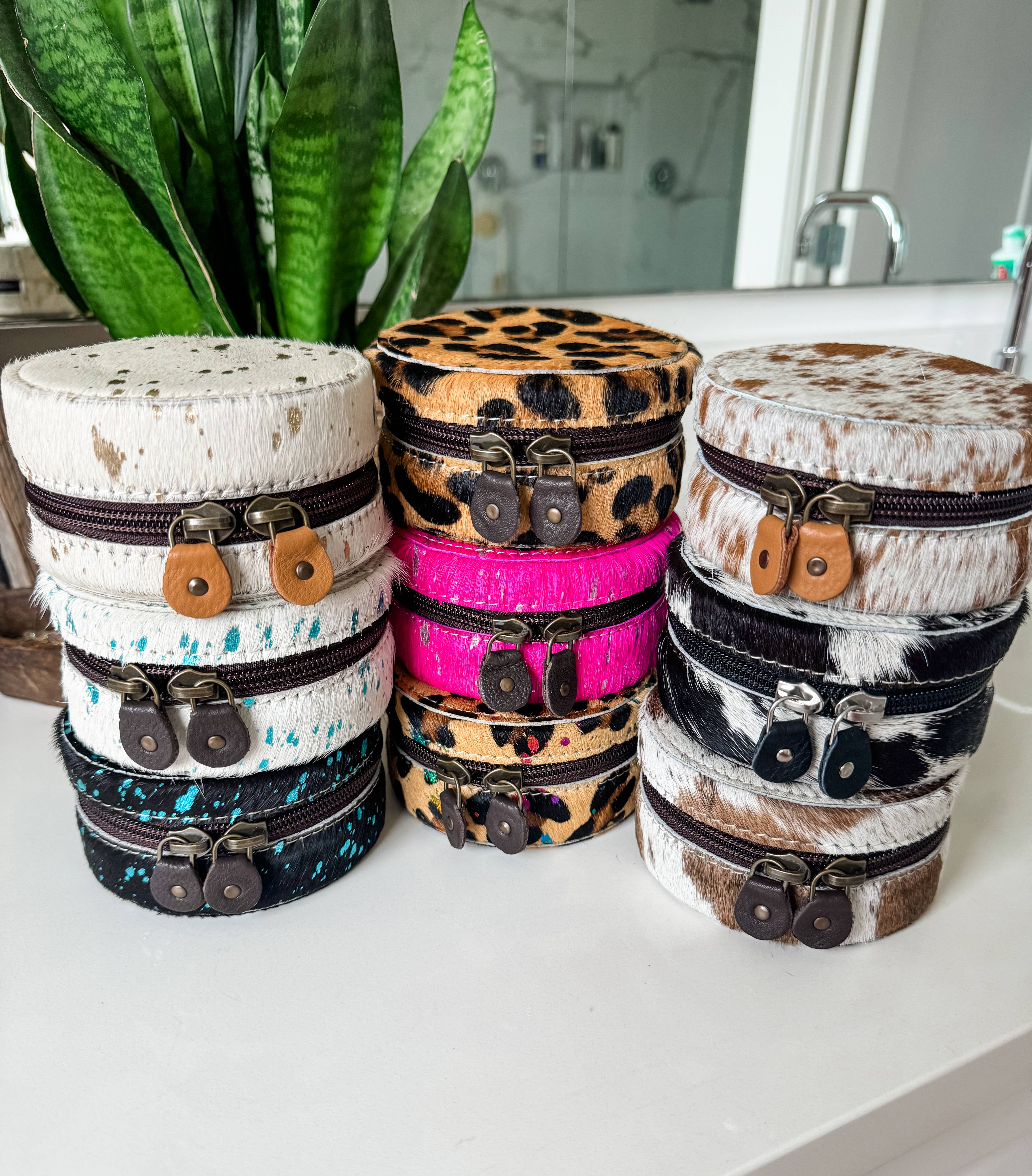 Boho Ranch Shop - Vente Boîte/rangement à bijoux - Boîte à bijoux ronde mini en peau de vache véritable – rangement de voyage style western1