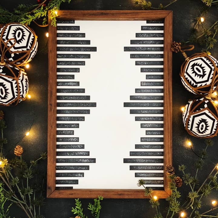 Diamondback vægkunst i træ i hvid for engroshandel hos Southern Mesa Trading Co.