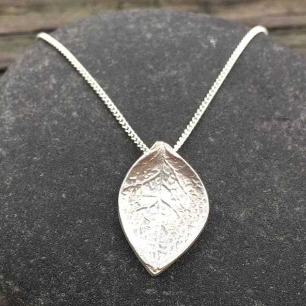 Salal Leaf hänge Halsband (S) Frostat Sterling Silver för wholesale av Morning Moon Nature Jewelry