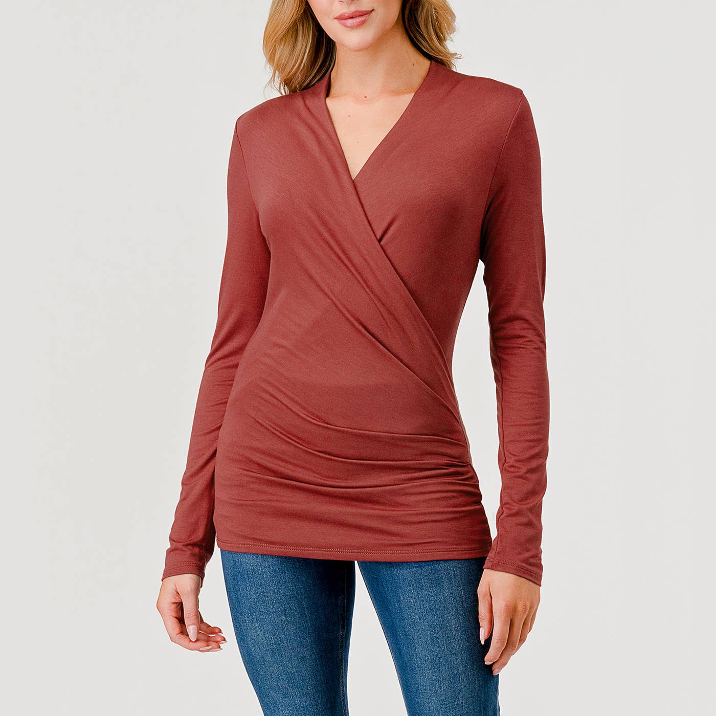Heimious – Engroshandel Strikket top - Dame – Heimious fitted modal jersey bluse med slå-om, lange ærmer og plisserede detaljer26
