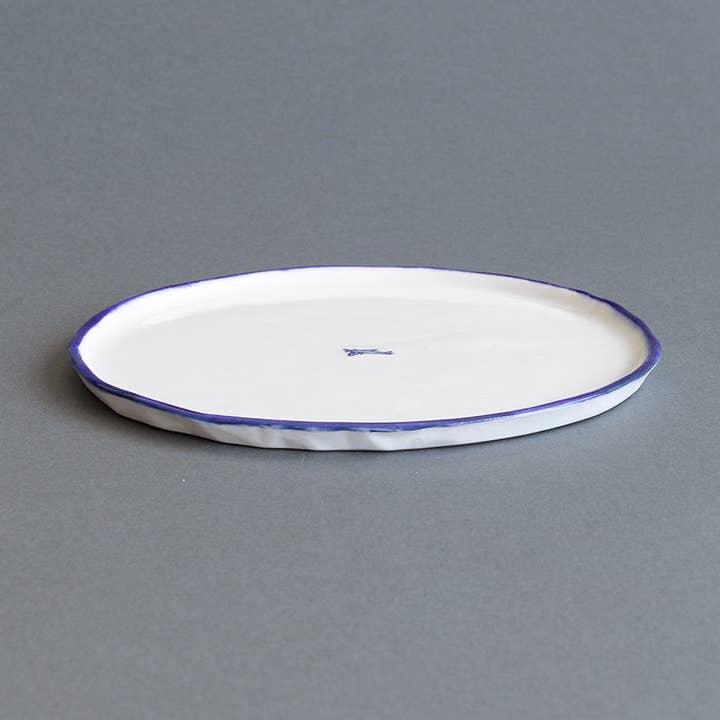Assiette d'entrée en céramique - Bord bleu foncé en papier pour la vente par Hayden Youlley Design