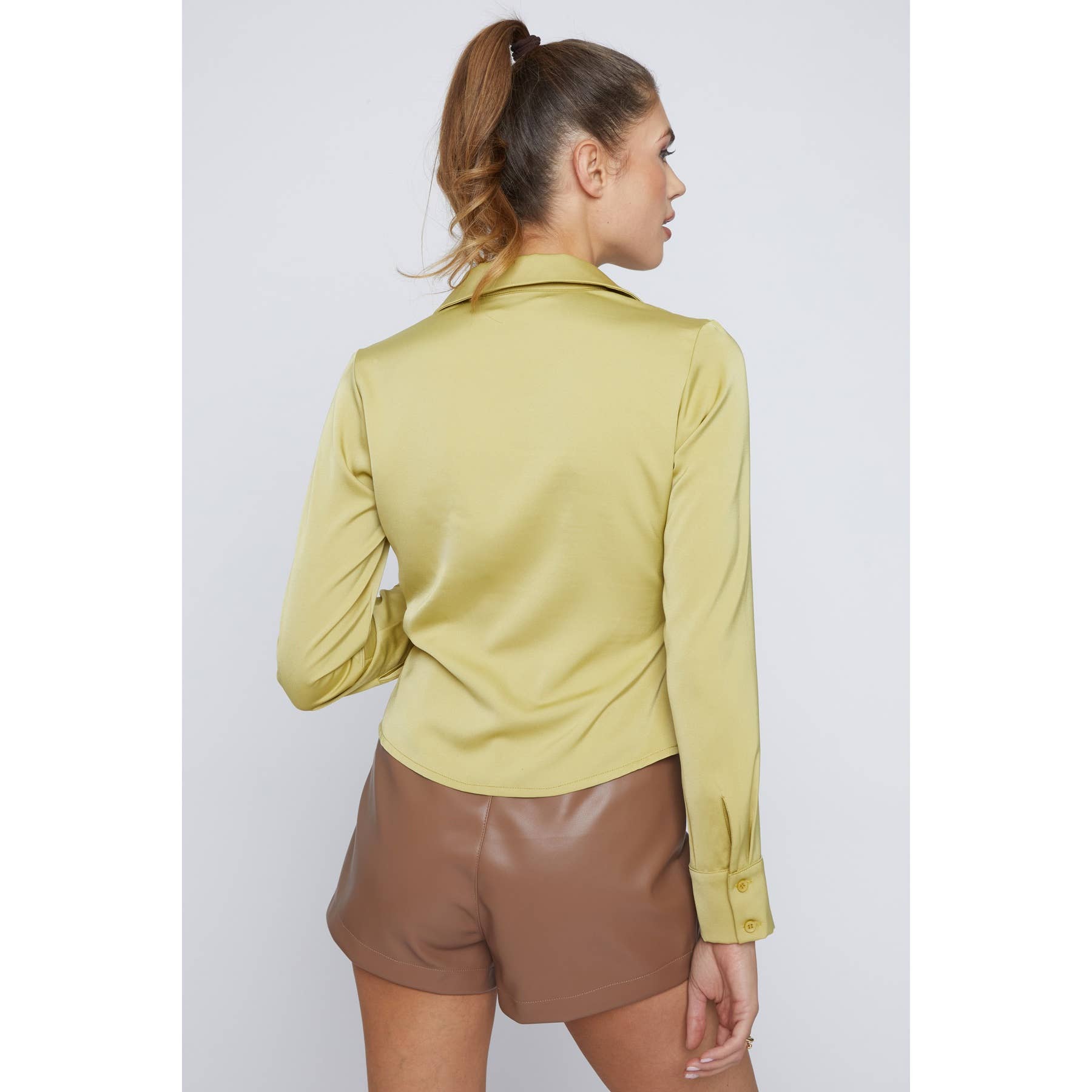 Sans Souci – Camisa com botões no colarinho – Mulher por atacado – CAMISA COM BOTÕES DE CETIM FRANZIDO6