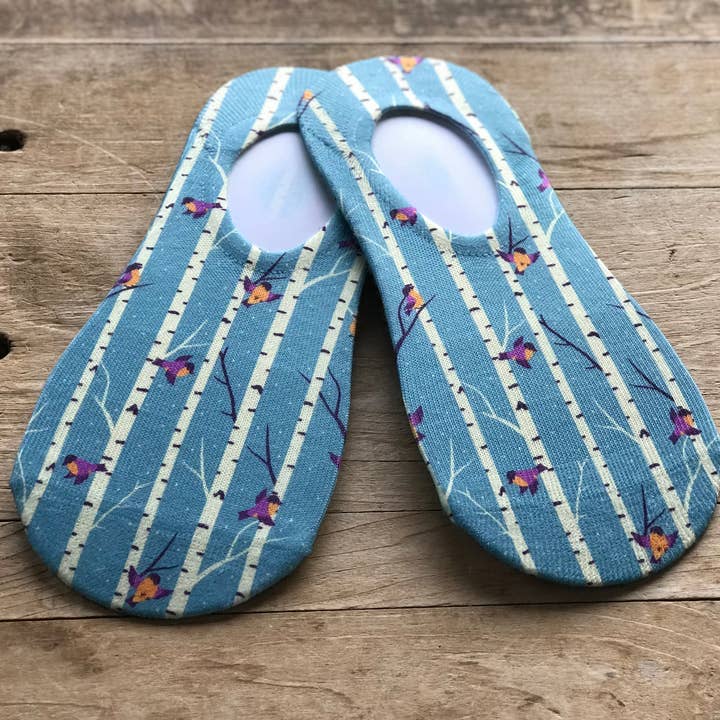 Björkträd med orange och lila Birds No-Show-strumpor för wholesale av Simply Me • Gentlemen Est. 2017 LLC