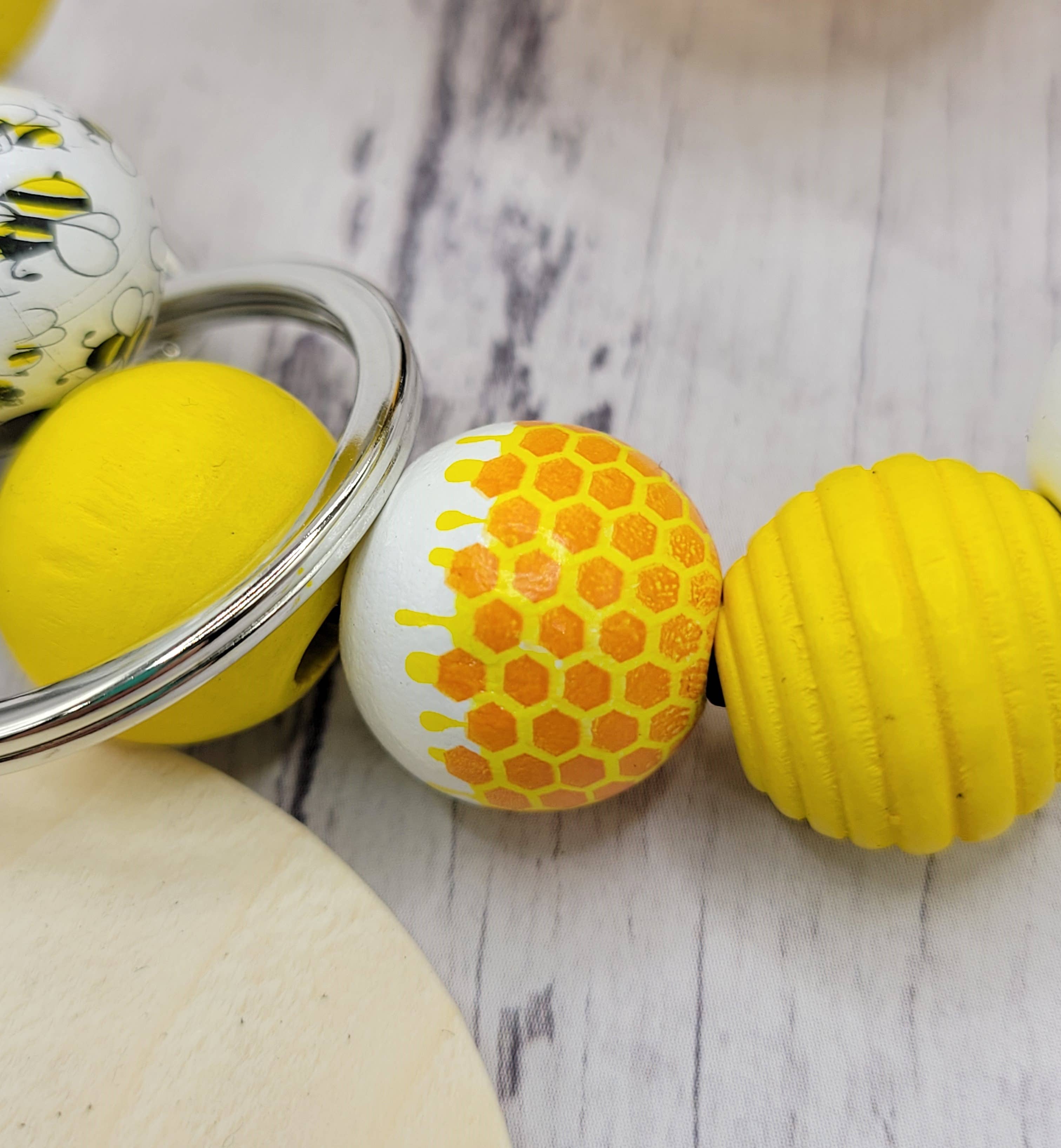 The Wristlet Bar - Vente Porte-clés – femme - Bracelet à perles en bois d'abeille2