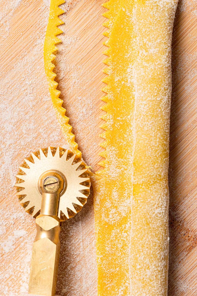 LA GONDOLA - Vendita all'ingrosso Utensile/attrezzo da cucina - Tagliapasta Professionale, Rotella Zigrinata in Ottone11