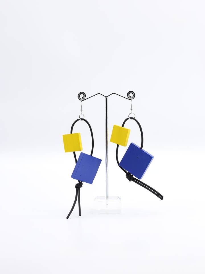 Firkanter på kunstlæder Loop øreringe for engroshandel hos Jianhui London