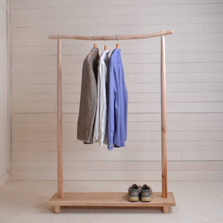 Handgefertigter Kleiderständer aus regionalem Kastanienholz für den Großhandel von prairie studio