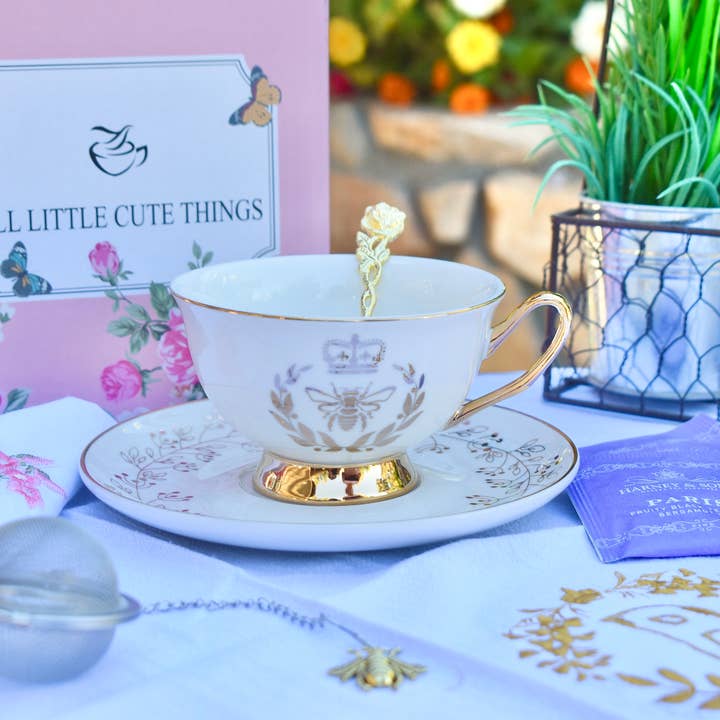 All Little Cute Things - Venta al por mayor Juegos de té - Juego de taza y platillo color marfil Regency Queen Bee con detalles dorados3
