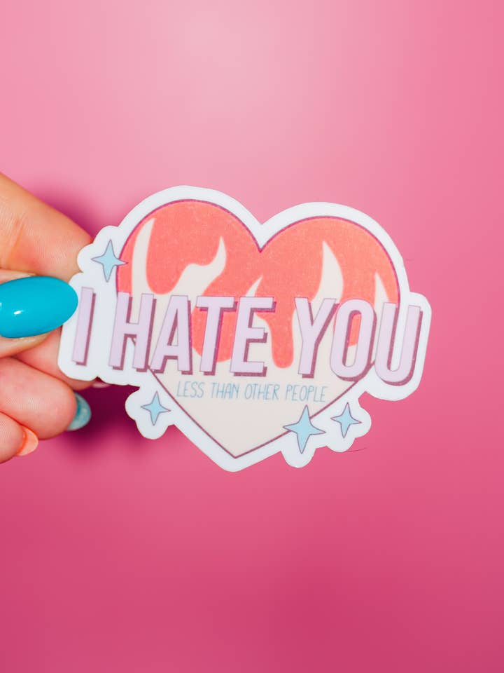 Jeg hader dig mindre end andre menneskers klistermærke, flammende hjerte for engroshandel hos ShopSourSweetener