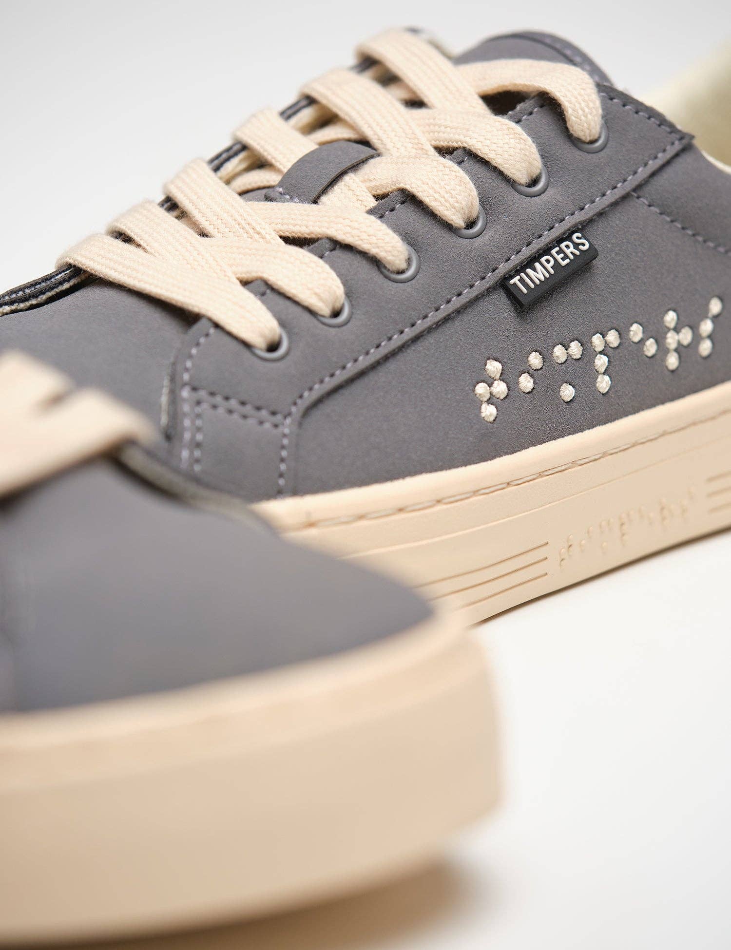 Timpers - Wholesale Lifestyle Sneakers - Unisex - Zapatillas Veganas Grises Diseñadas por Personas con Discapacidades5