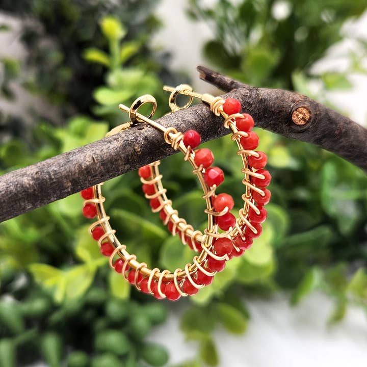 Pendientes tipo argolla de coral rojo facetado de 3 mm con revestimiento de oro de 18 quilates para venta al por mayor de Meraki Gemstones