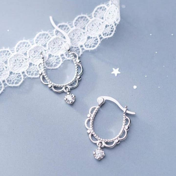 Sweet Lace Huggie Orecchini per la vendita all'ingrosso da parte di Crystolver (We Cover All Import Fees)