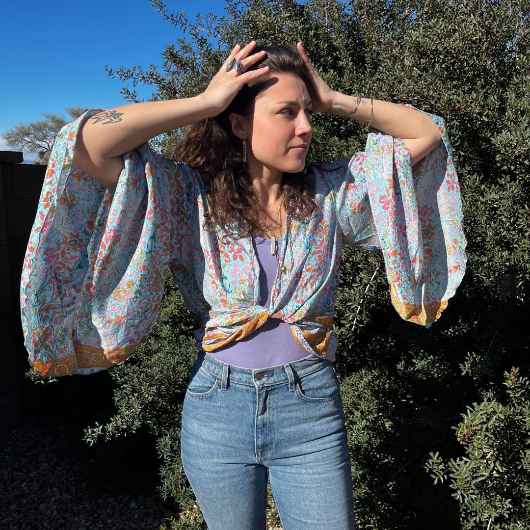 Seeds - Venta al por mayor Blusa - Mujer - Top de seda con mangas  acampanadas y nudo | 100 % seda Talla única Nuevos estampados7