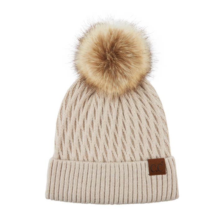 Bonnet à pompon en fausse fourrure tricotée pour la vente par Lilla Haven