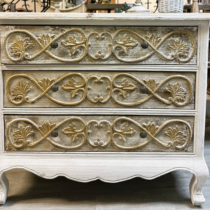 Vintage kommode i fransk stil med tre skuffer for engroshandel hos Vagabond Vintage