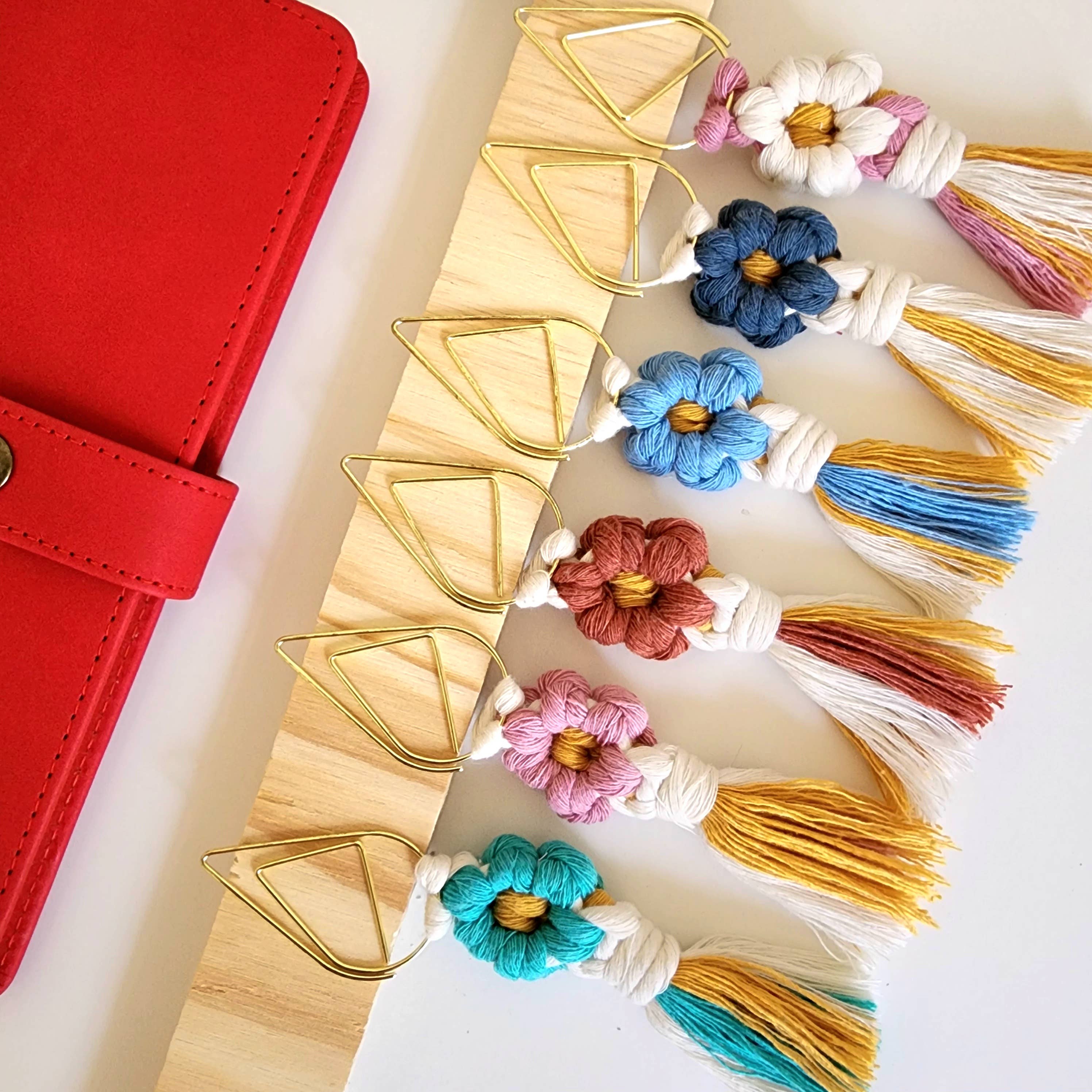 Handmade By Uruba – Großhandel Lesezeichen – Handgefertigtes Macrame-Lesezeichen mit Margeriten-Blumenmotiv0