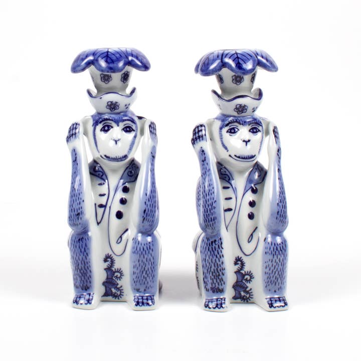 8 Oak Lane – Großhandel Kerzenhalter – Blaues Chinoiserie-Kerzenständer-Set mit Affenmotiv