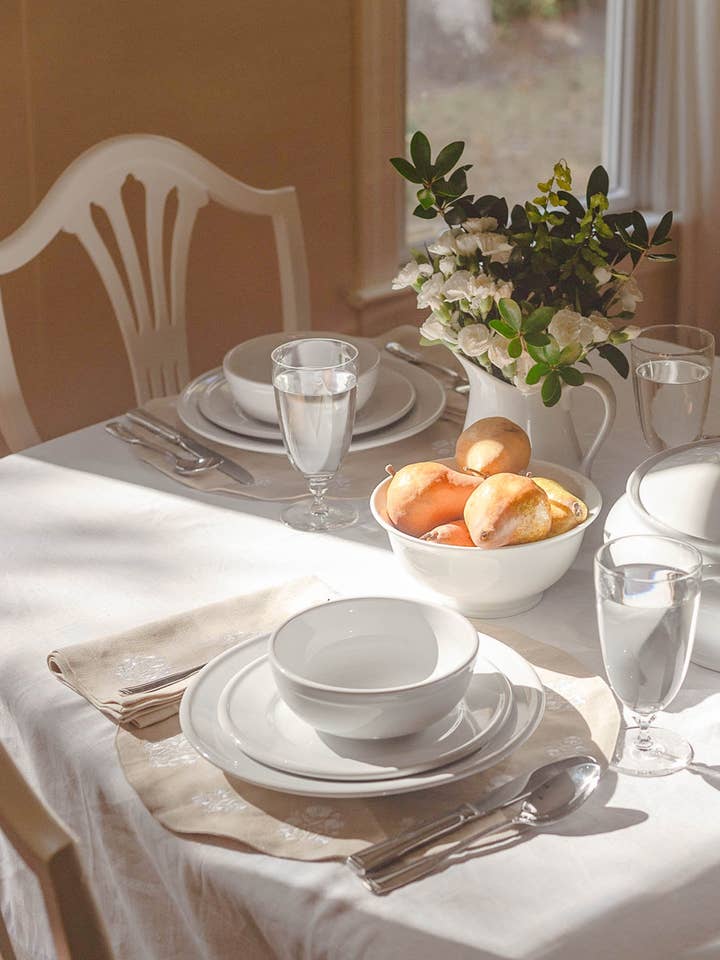 Broderede runde dækkeservietter i linnedbomuld, sæt med fire for engroshandel hos Willamere