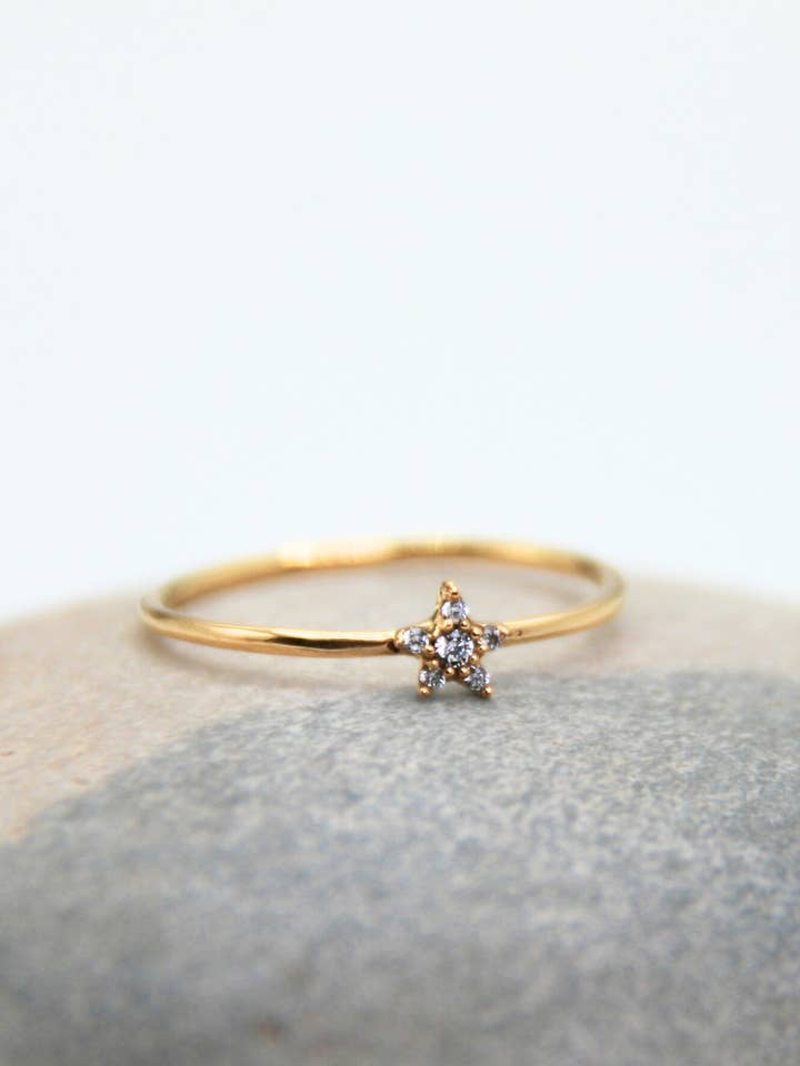 Lille Stjernering i Guld + Cubic Zircon – Fin Glans & Håb for engroshandel hos Heart and Lotus Sterling Silver Jewelry