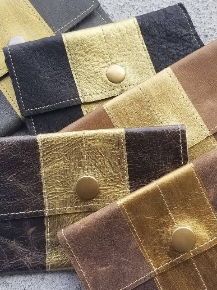 Porte-cartes d'affaires/de crédit en cuir - Rayures dorées pour la vente par Shift Clothier, Inc.