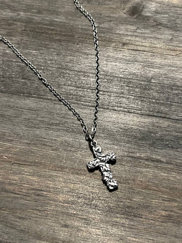 Colar cruz em prata de 1ª Lei por atacado de Bare Bones Jewelry London