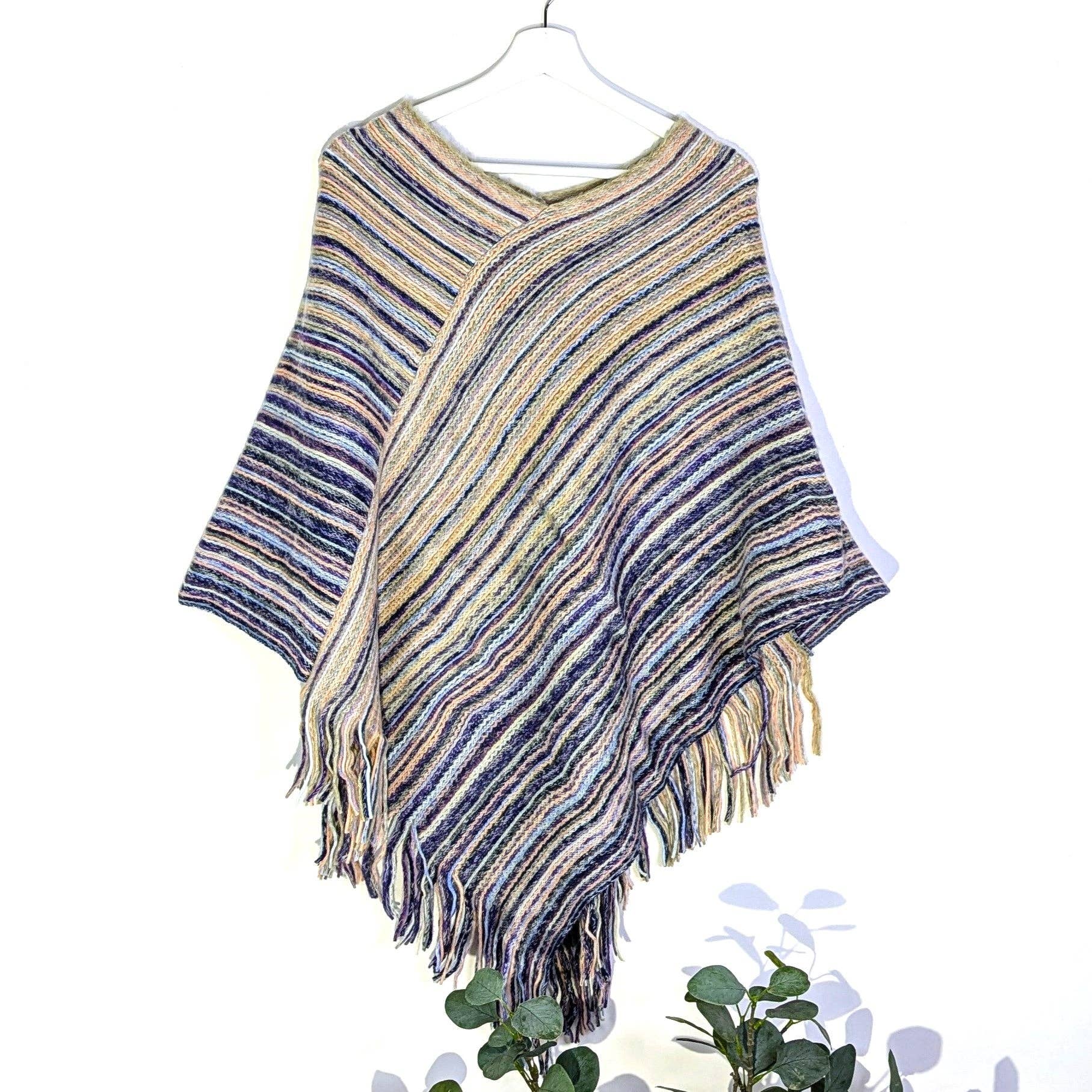 Tempest Designs - Vente Poncho – femme - Poncho rayé naturel Navaho avec bord à franges partielles1