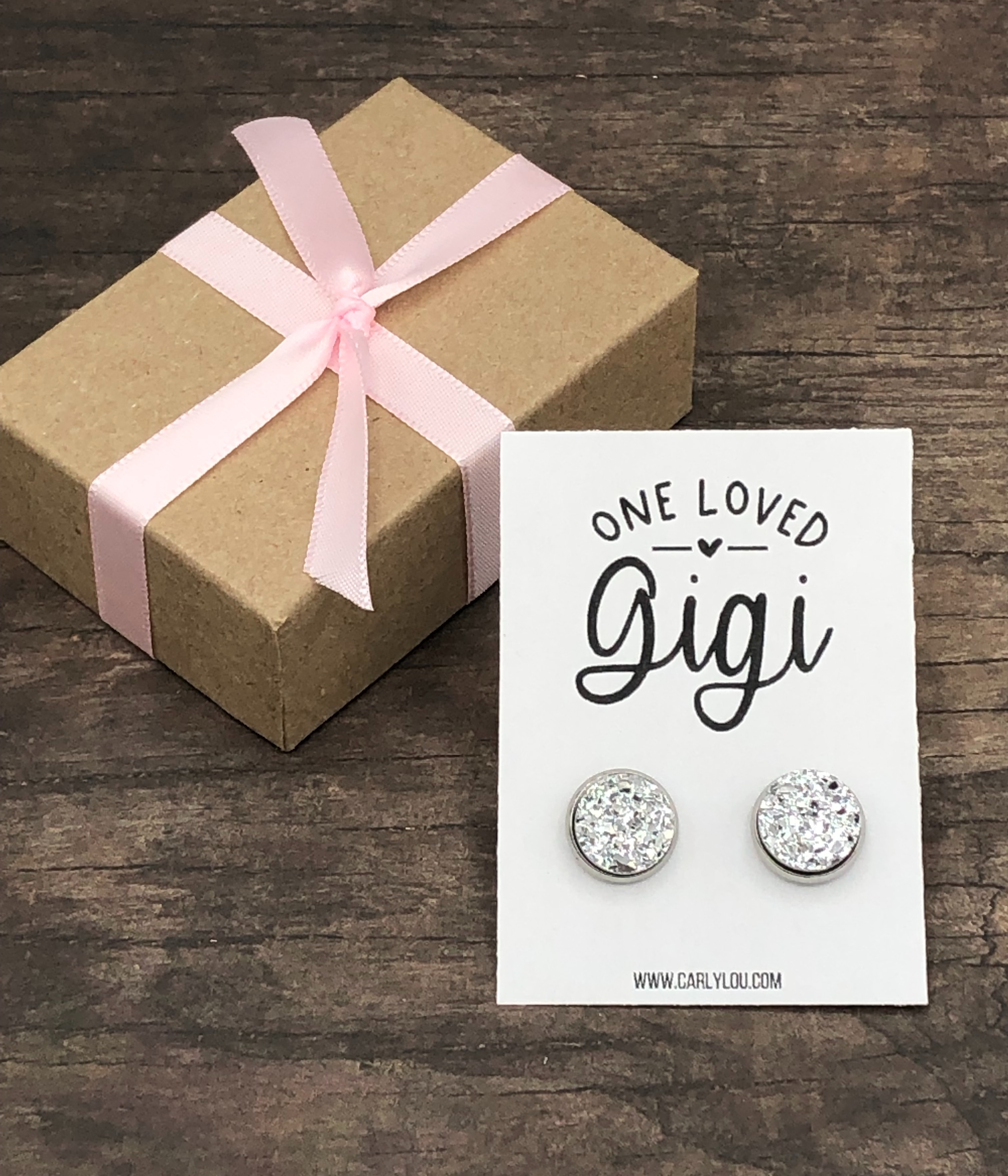 Carly Lou - Vente Clous d'oreille - Boucles d'oreilles One Loved Grandma, cadeau pour la fête des mères2