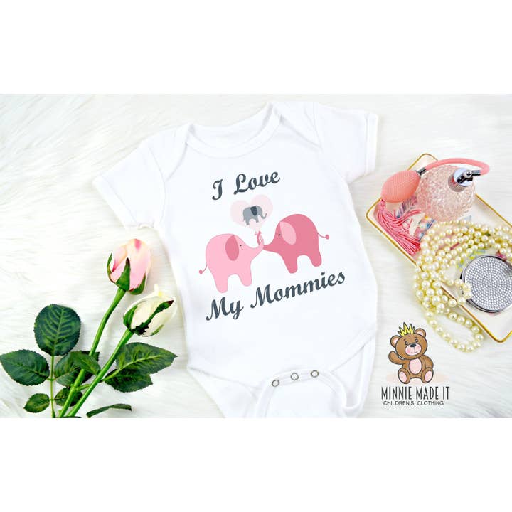 I Love My Mommies - rose pour la vente par Minnie Made It