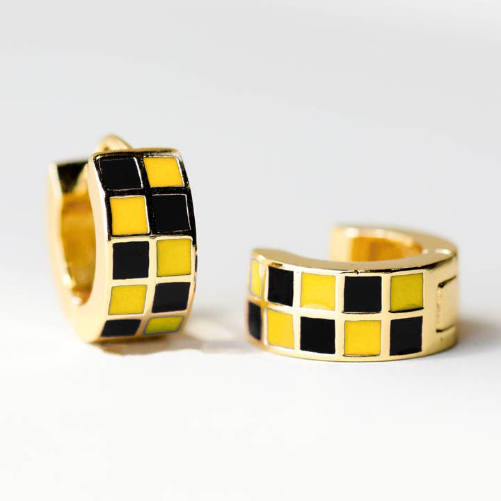 Huggies émaillés à carreaux noir et jaune pour la vente par Nickel and Suede