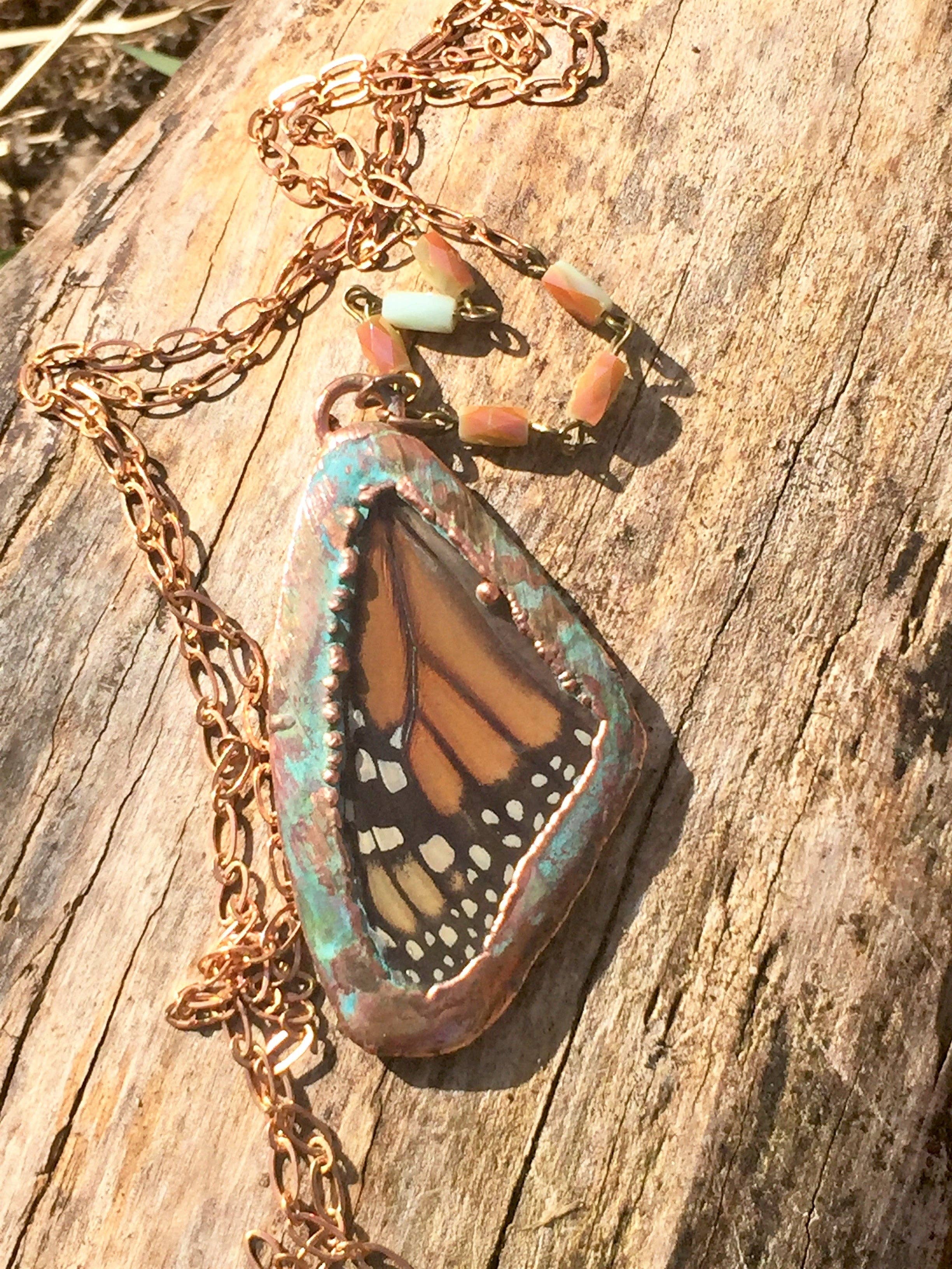 The Posh’mina - Vente Colliers à pendentif - Véritable aile de papillon monarque - Pendentif1