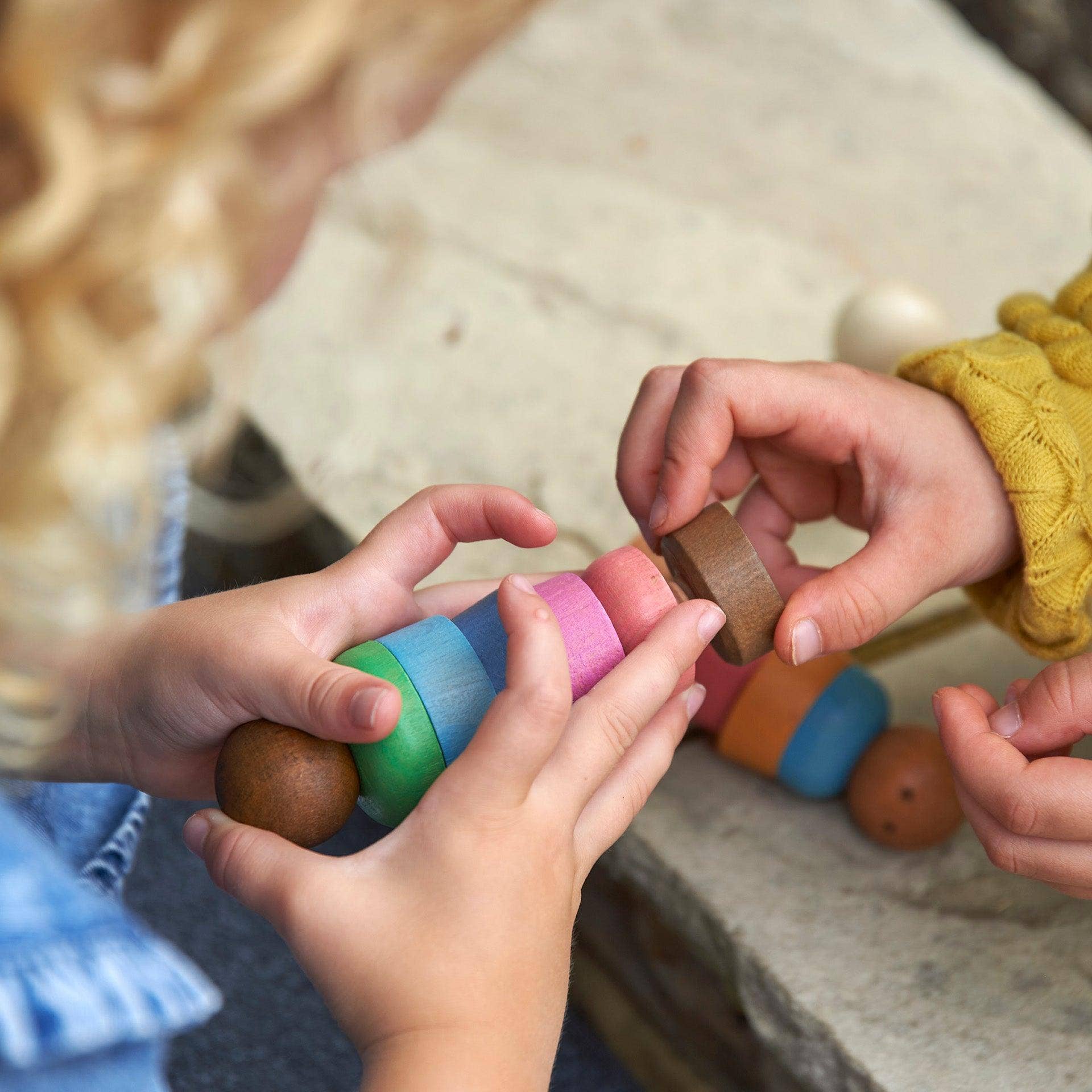 Commotion (Europe) BV – Engroshandel Trælegetøj - Børn – Farvede træfigurer af mennesker i forskellige hudtoner - sæt med 25 stk3