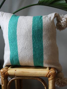 Cuscino in cotone con pompon fatto a mano per la vendita all'ingrosso da parte di Voyage