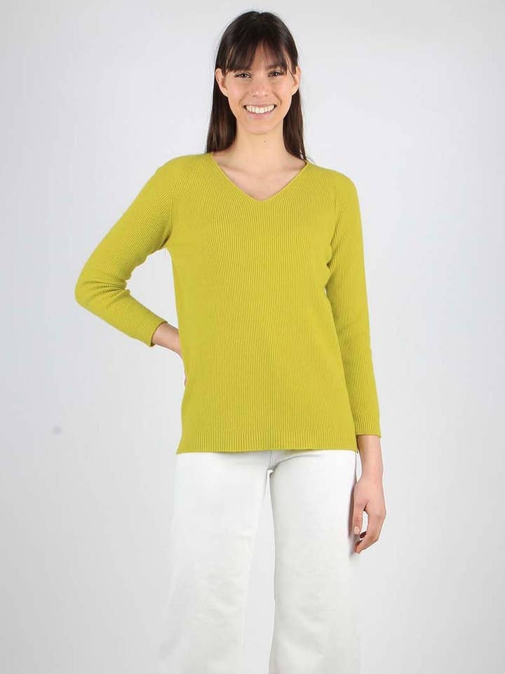 Pull en maille côtelée col V pour la vente par JULIA PARIS