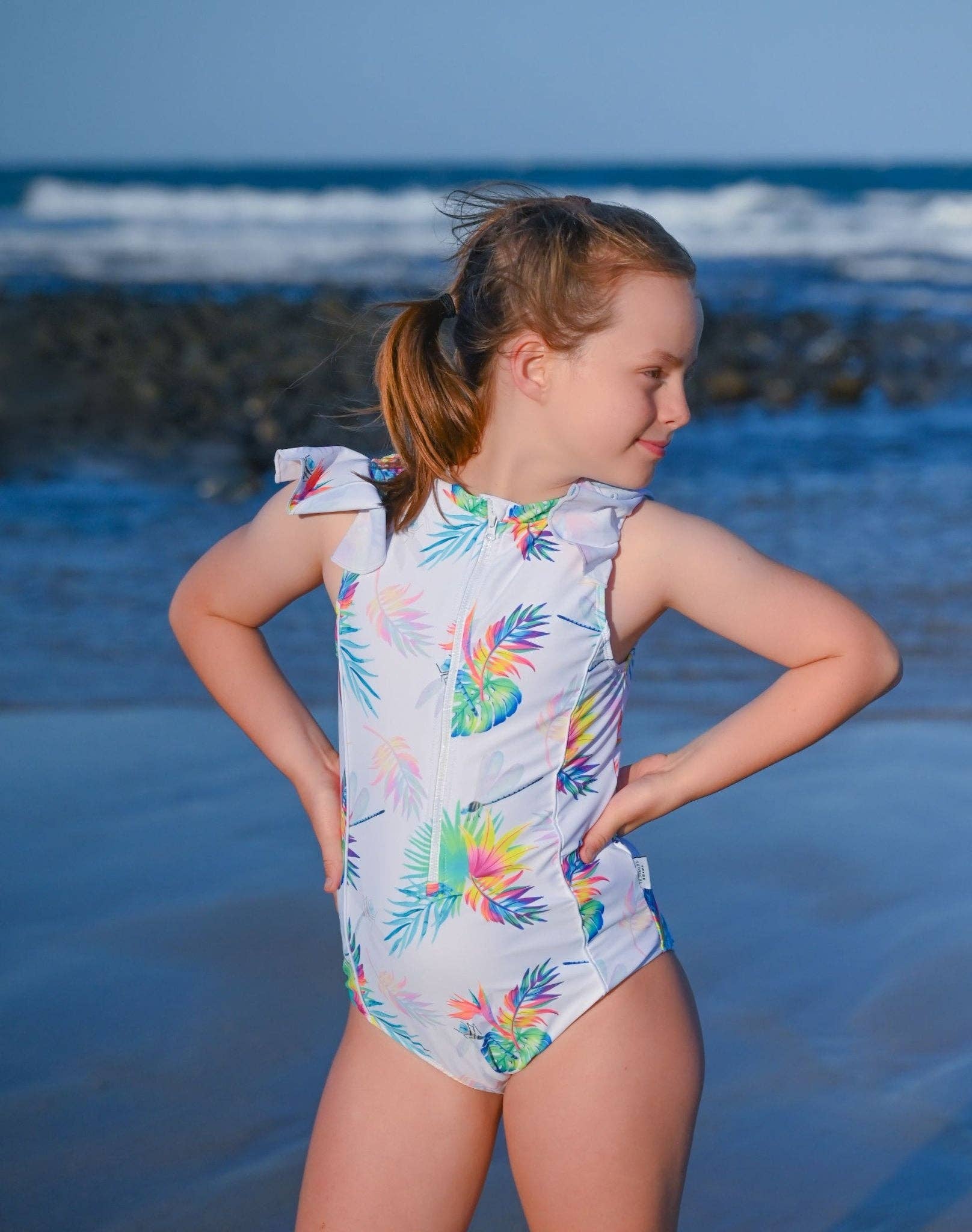 Tribe Tropical - Vendita all'ingrosso Costume intero - Bambini - Costume da bagno con maniche arricciate per ragazze/ragazzina - Arnhem Summer2