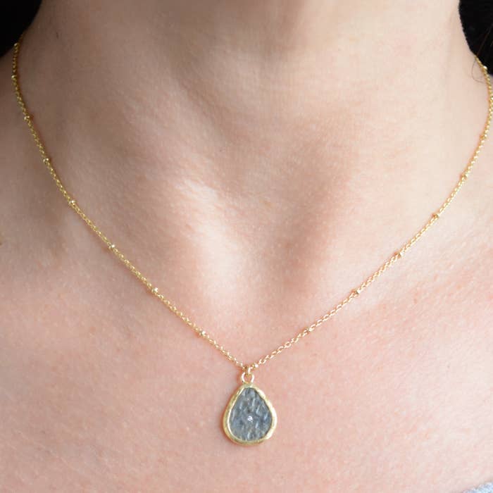 AJS Design Studio - Vente Colliers à pendentif - Collier pendentif goutte d'eau en métal mélangé1