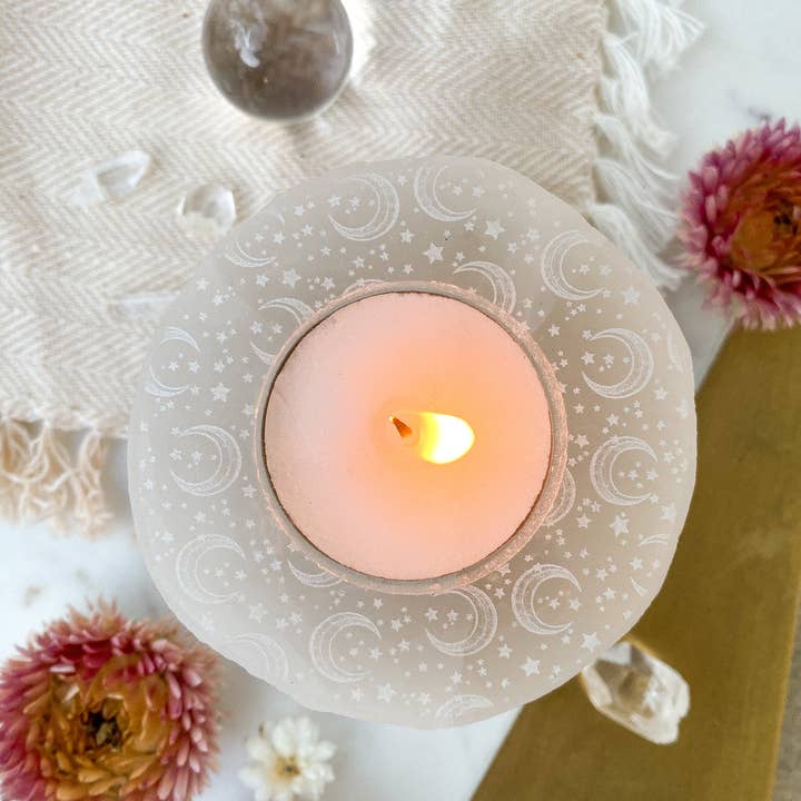 Fractalista Designs – wholesale Ljushållare – Rund selenitljushållare med motiv "Celestial Bodies"1