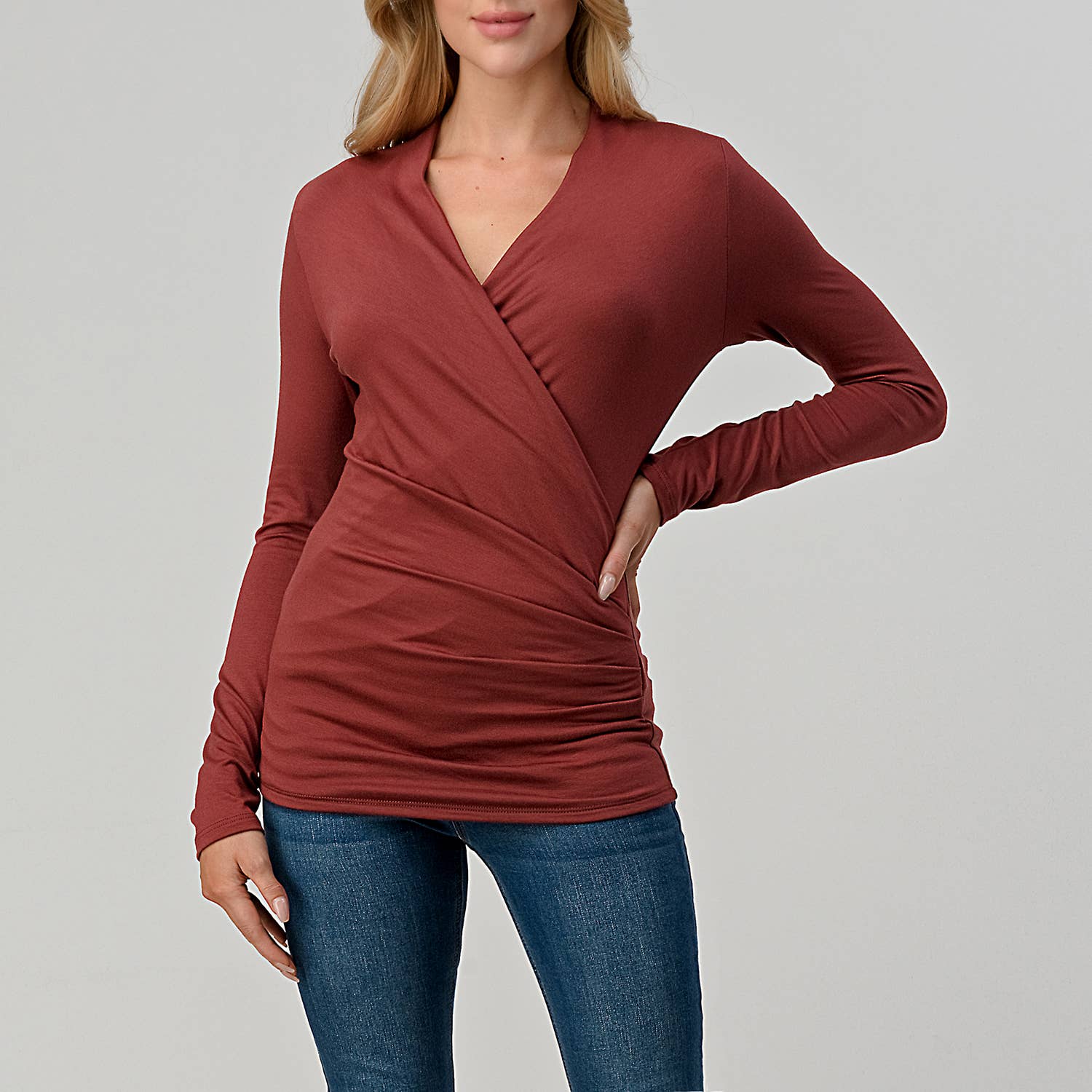 Heimious – Engroshandel Strikket top - Dame – Heimious fitted modal jersey bluse med slå-om, lange ærmer og plisserede detaljer6