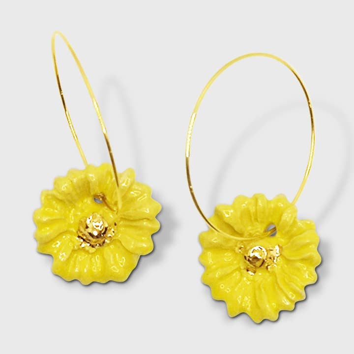 Boucles d'oreilles créoles jaunes et or Marguerites for wholesale by Corinne Ceramique
