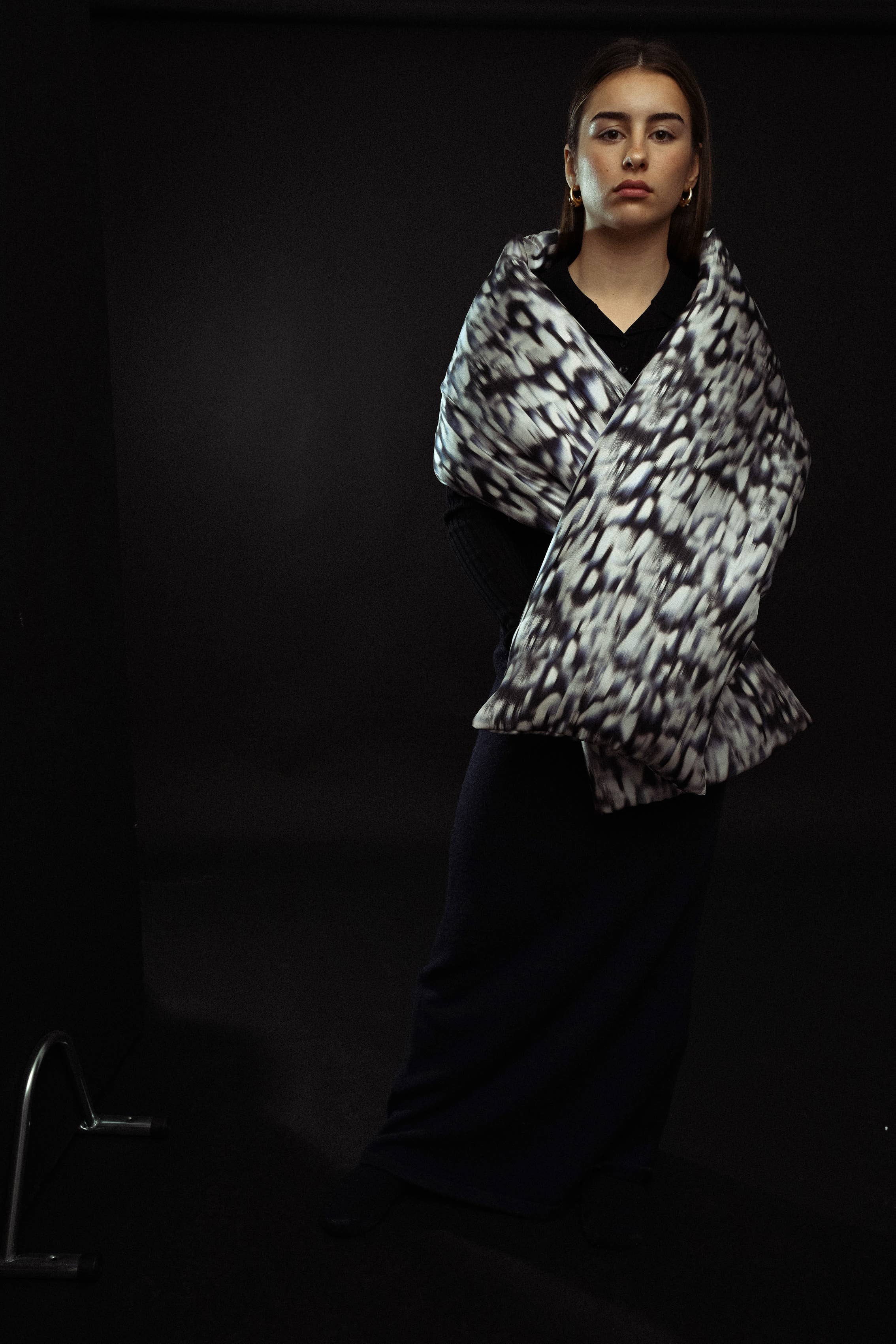 Abstract - Wholesale Outerwear Vest - Unisex - Padded scarf-vest in printed silk with pockets2