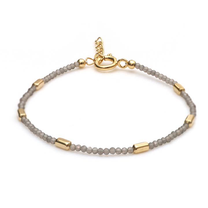 Bracelet à breloques en argent sterling avec perles de pierre de lune grise naturelle pour la vente par Fine Facets