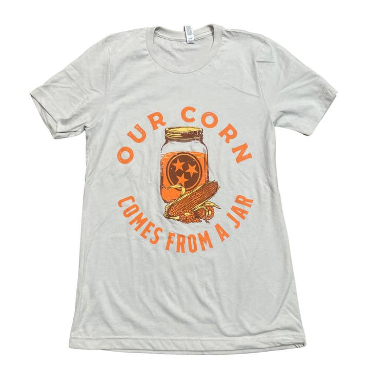 La nostra maglietta "Il nostro mais viene da un barattolo Tennessee Tri Star" per la vendita all'ingrosso da parte di Barrel Down South