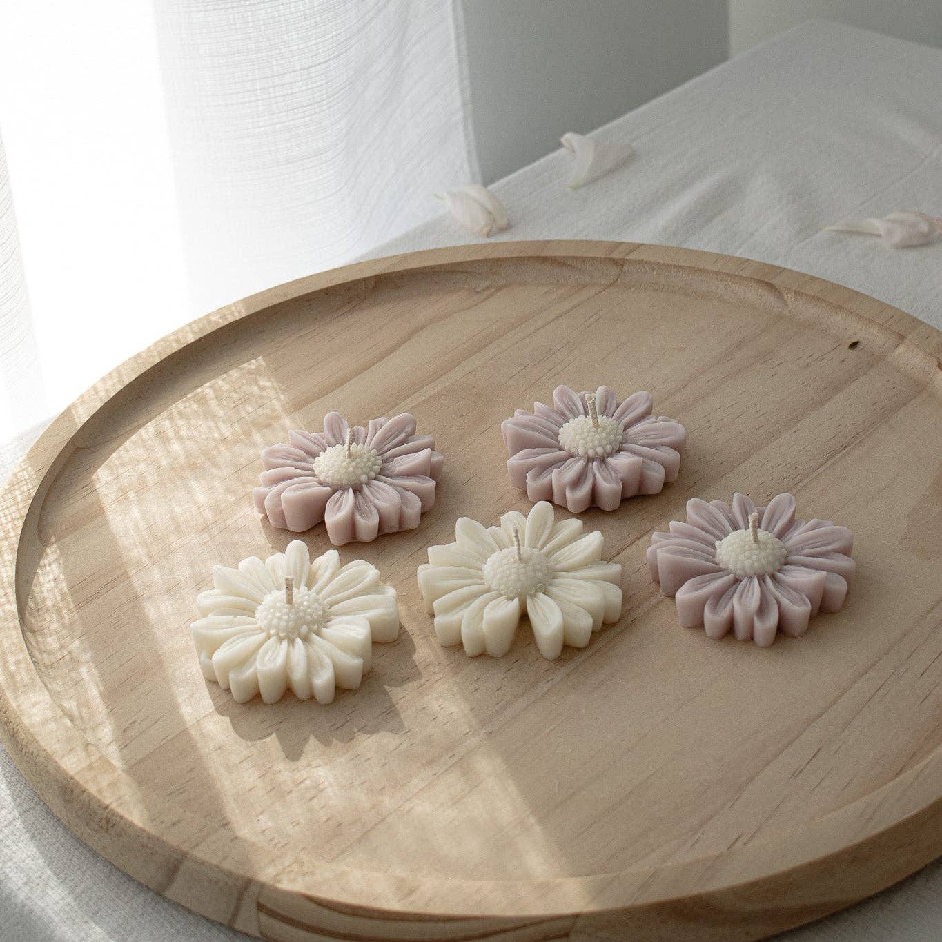 Glowing Harmony Candle Co - Wholesale Novelty Candle - Daisy Candle, Flower candle favors in tulle | Wholesale1