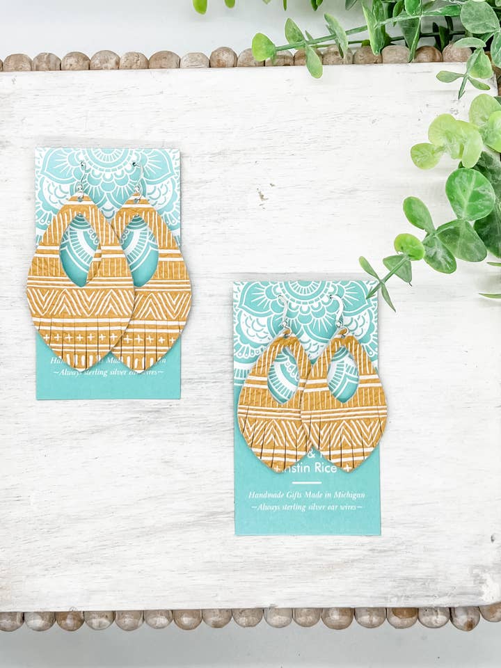 Pendientes de piel boho mostaza hechos a mano para venta al por mayor de Fleece & Fancy