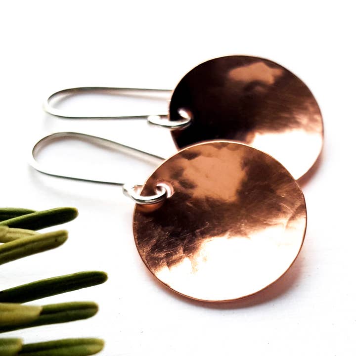 Boucles d'oreilles cercle concave en cuivre martelé - piscine pour la vente par Andewyn Moon